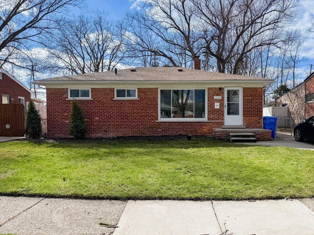 3 bedroom house for sale at 22203 Logue Ave Warren 48091 - $205,000