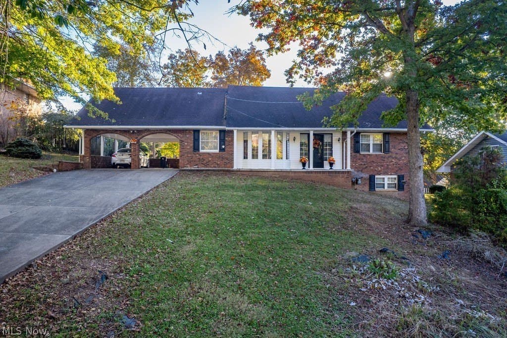 4 bedroom house for sale at 1239 Lakewood Cir Blennerhassett - $309,999