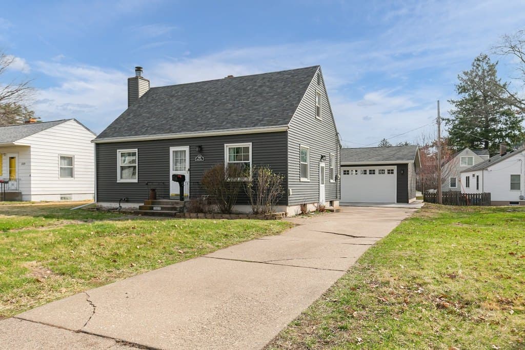 3 bedroom house for sale at 2323 Frances Pl Davenport 52804 - $250,000