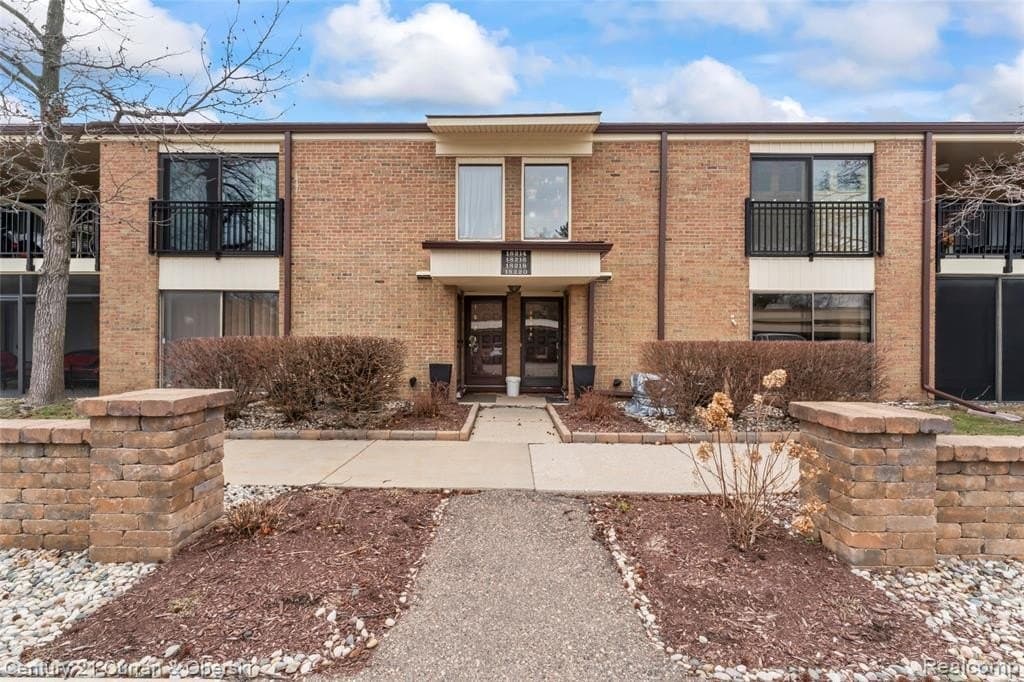 2 bedroom condo for sale at 18220 University Park Dr Unit 28 Livonia 48152 - $205,000