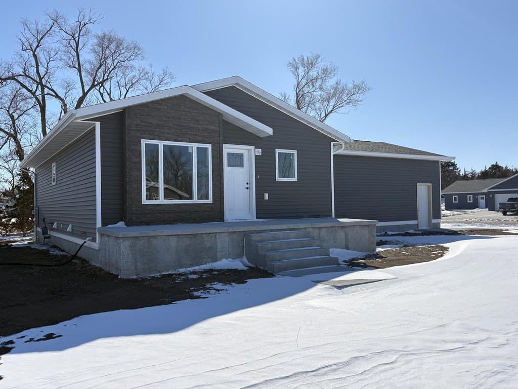2 bedroom house for sale at 1152 Woods Cir Mitchell 57301 - $256,000