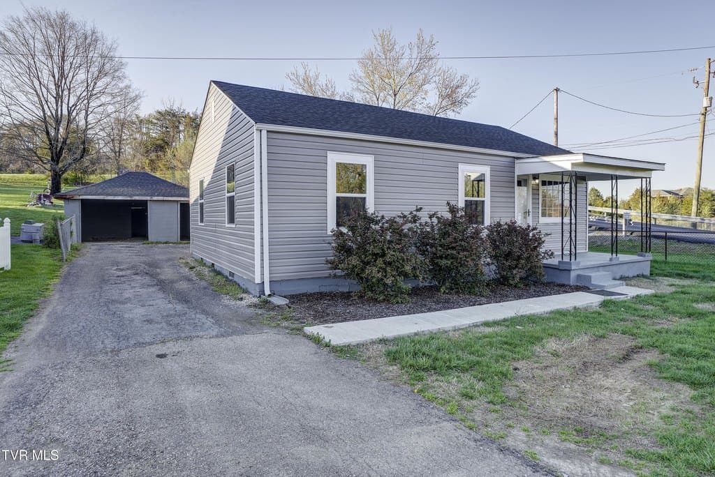 3 bedroom house for sale at 2012 Meadowview Pkwy Kingsport 37660 - $199,999
