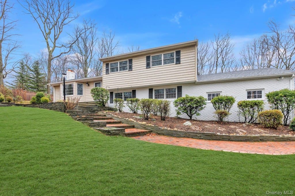 4 bedroom house for sale at 64 Bankside Dr Huntington 11721 - $1,299,999