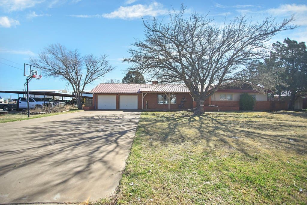 3 bedroom house for sale at 605 S Ayrshire Ave Crosbyton - $189,950
