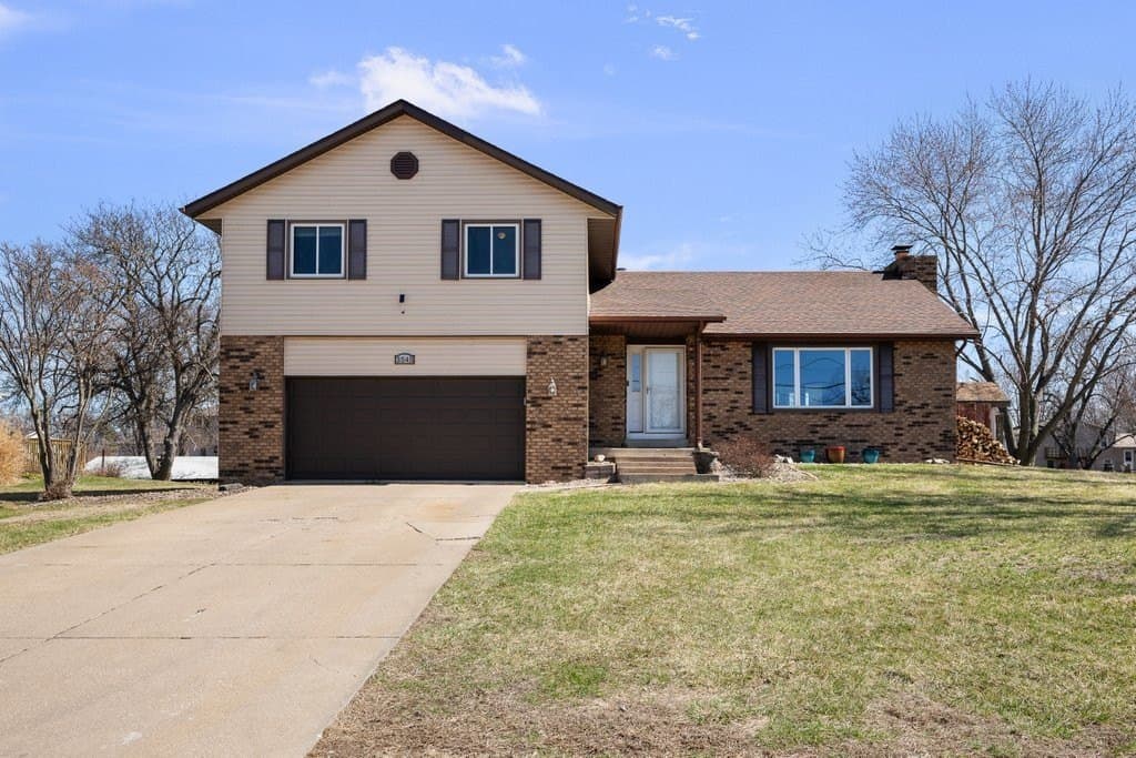4 bedroom house for sale at 3545 W Harbor Dr Bettendorf - $399,900