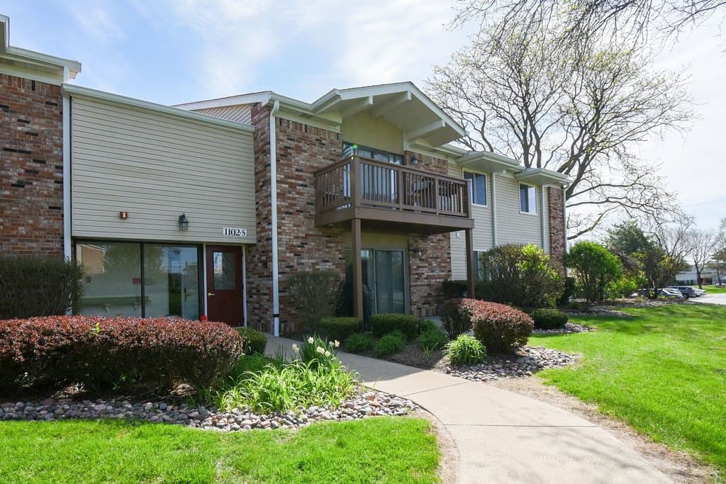2 bedroom condo for sale at 1102 Hinswood Dr Apt 206 Darien 60561 - $185,000