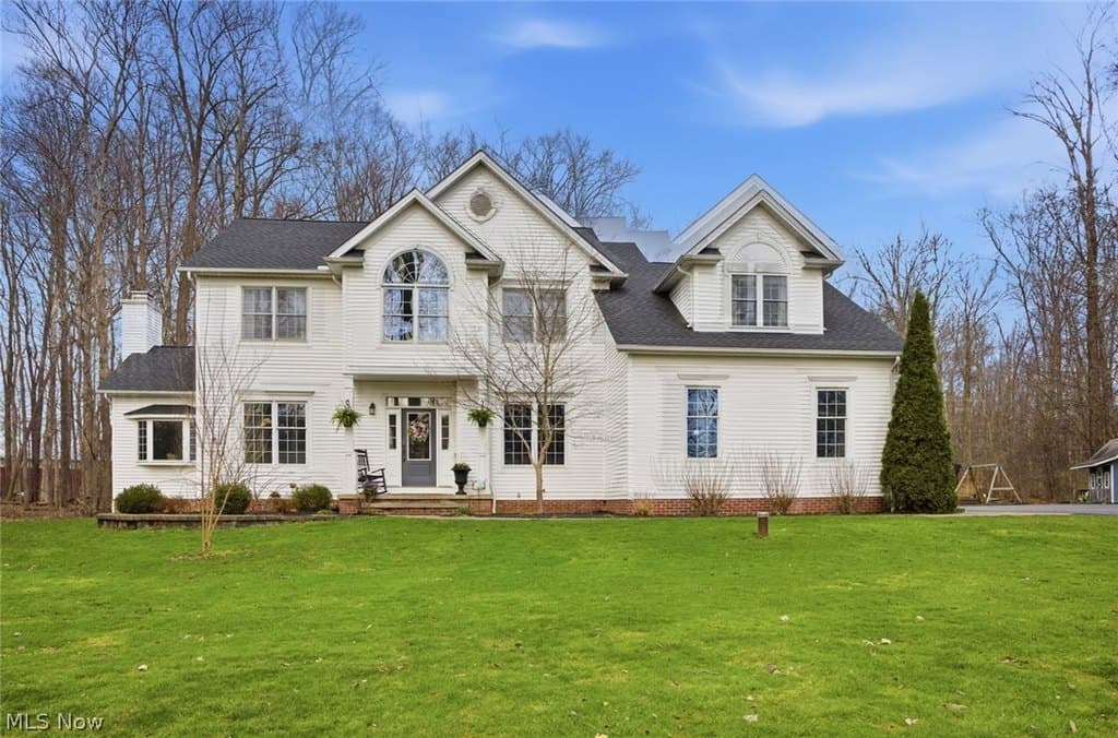 4 bedroom house for sale at 16625 Auburn Springs Dr Chagrin Falls - $724,900