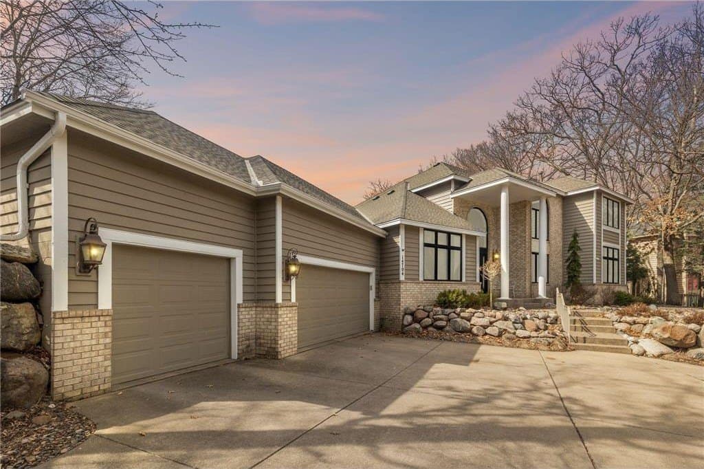 4 bedroom house for sale at 14704 White Oak Dr Burnsville 55337 - $795,000