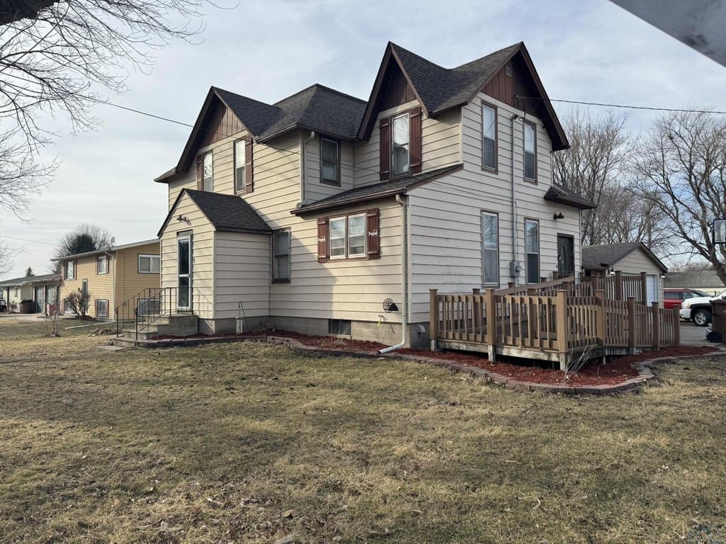 5 bedroom house for sale at 402 Elm St Albert City - $167,900
