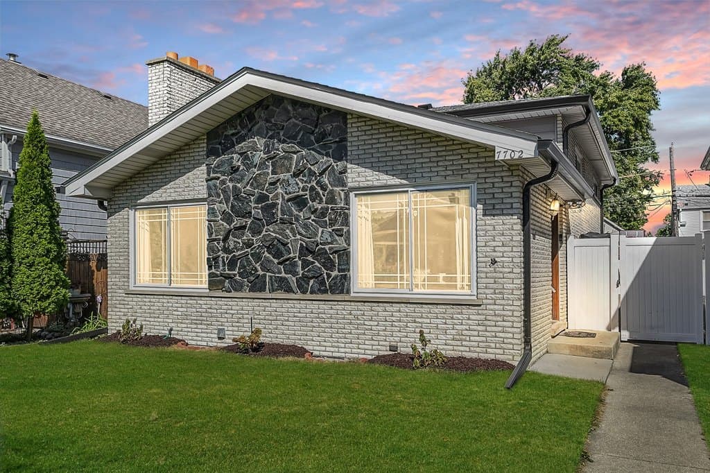 3 bedroom house for sale at 7702 W 66th St Bedford Park - $369,000