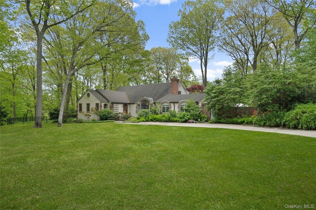 6 bedroom house for sale at 68 Flower Hill Rd Huntington 11743 - $1,595,000