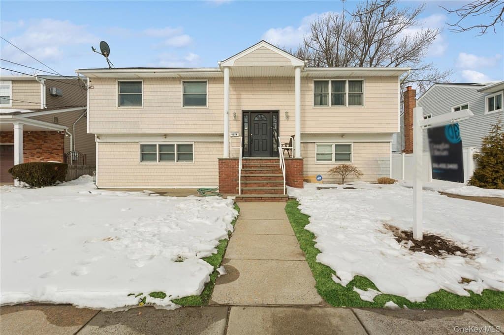 5 bedroom house for sale at 4274 Broadway Barnum Island - $789,875