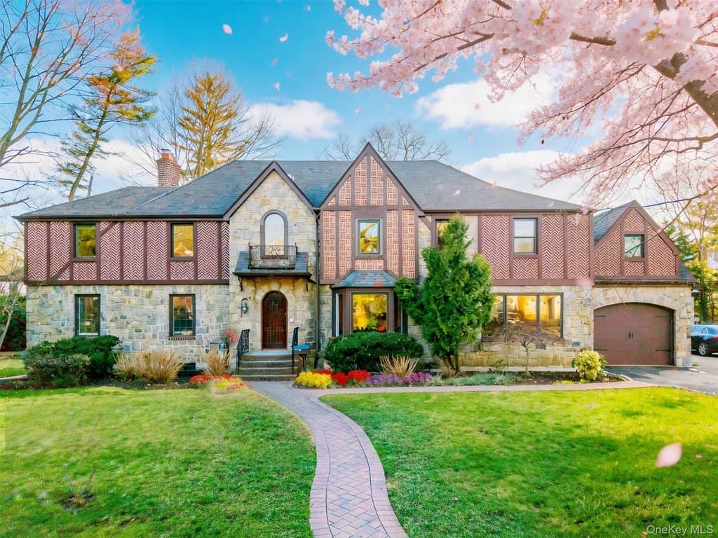 7 bedroom house for sale at 18 Robin Way Great Neck 11021 - $3,980,000