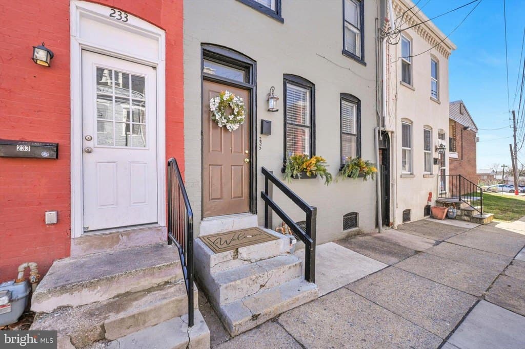 3 bedroom townhouse for sale at 235 Howard Ave Lancaster 17602 - $259,999