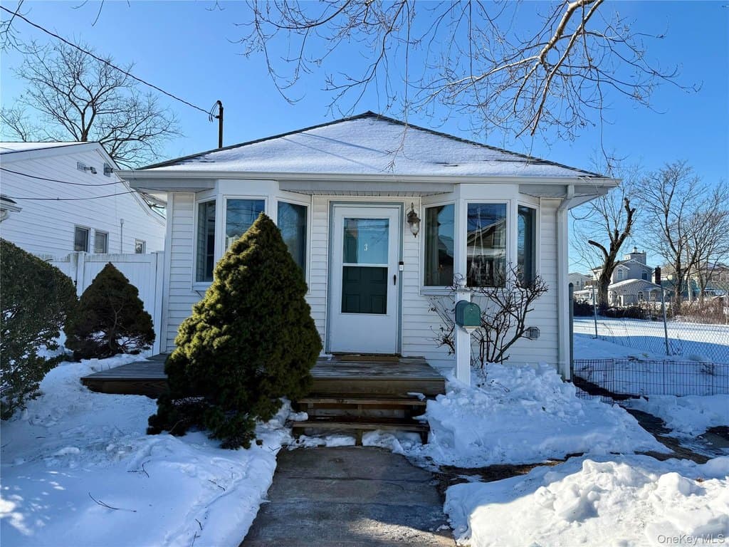 2 bedroom house for sale at 3 Sperry St W Bay Park - $425,000