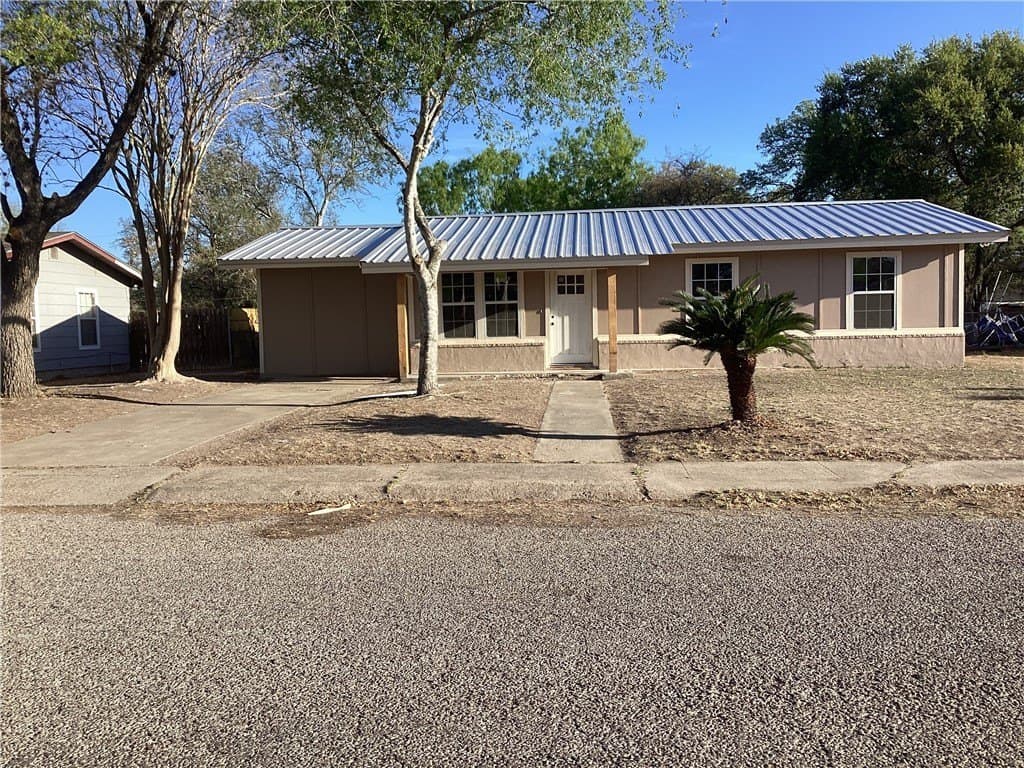 4 bedroom house for sale at 1009 Anderson Dr Alice - $225,000