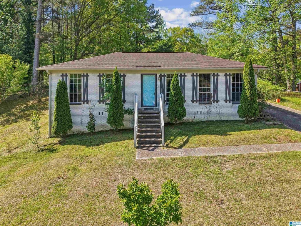3 bedroom house for sale at 4982 Karen Ln Adamsville - $147,900