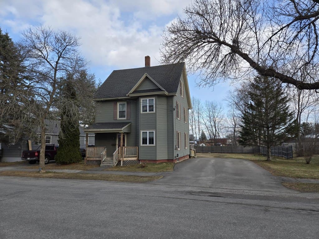 3 bedroom house for sale at 130 7th St Bangor 04401 - $299,900