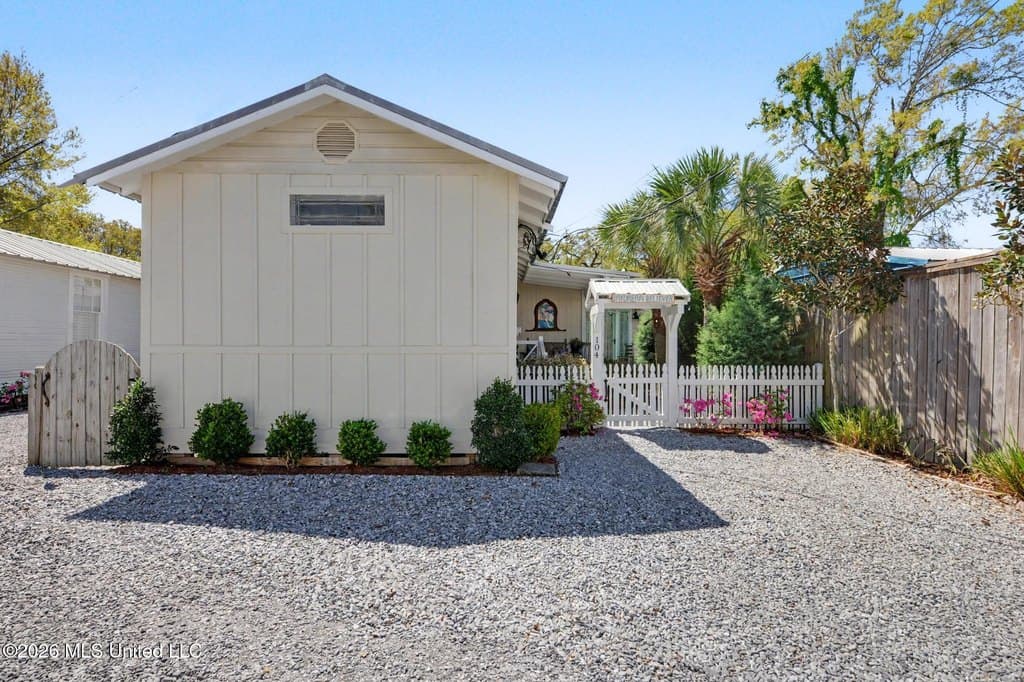 2 bedroom house for sale at 104 Boudin Ln Bay St. Louis - $325,000
