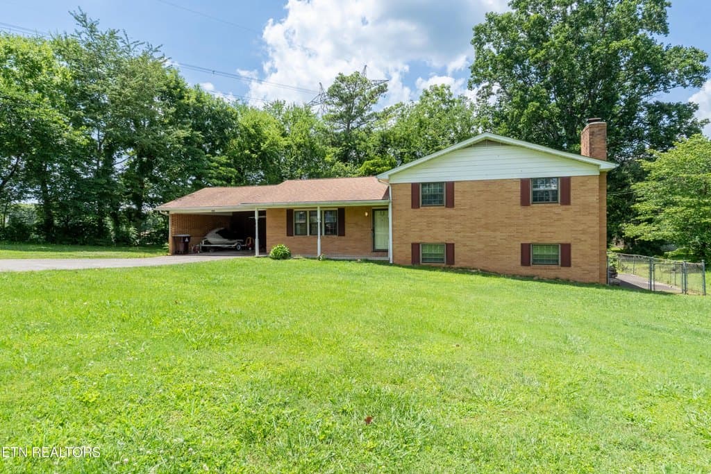 4 bedroom house for sale at 898 W Cunningham St Alcoa - $369,900