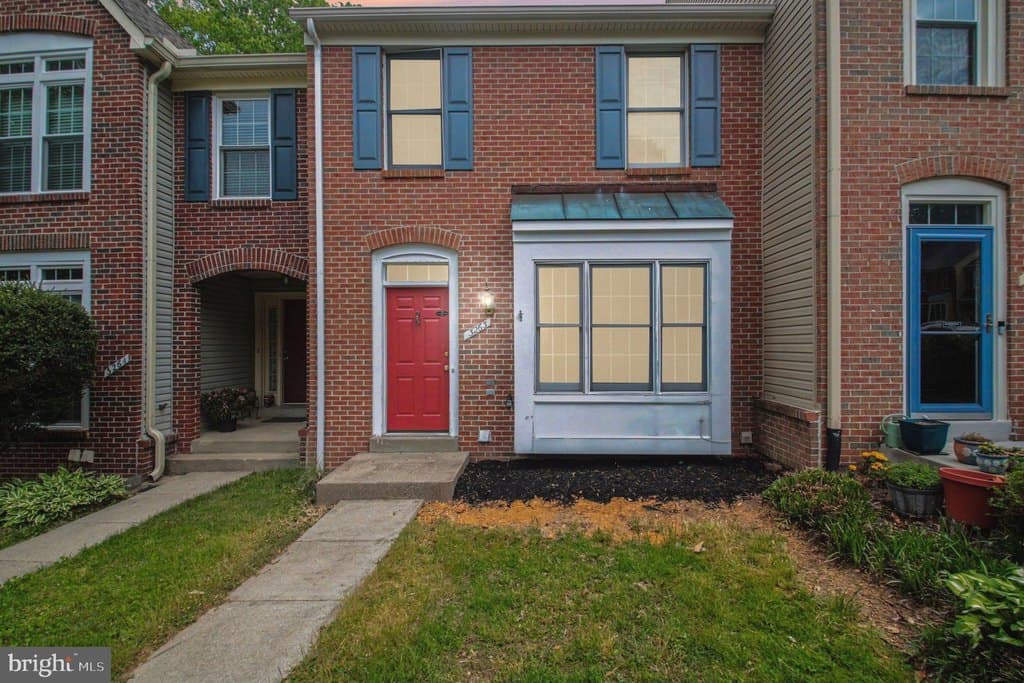 3 bedroom townhouse for sale at 3263 Corcyra Ct Lake Ridge 22192 - $515,000