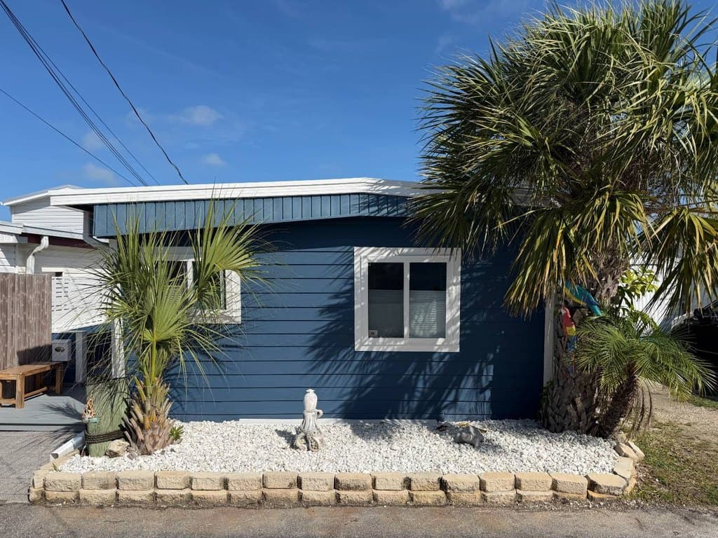 1 bedroom mobile home for sale at 2601 Gulf Dr N Lot 216 Bradenton Beach - $149,900