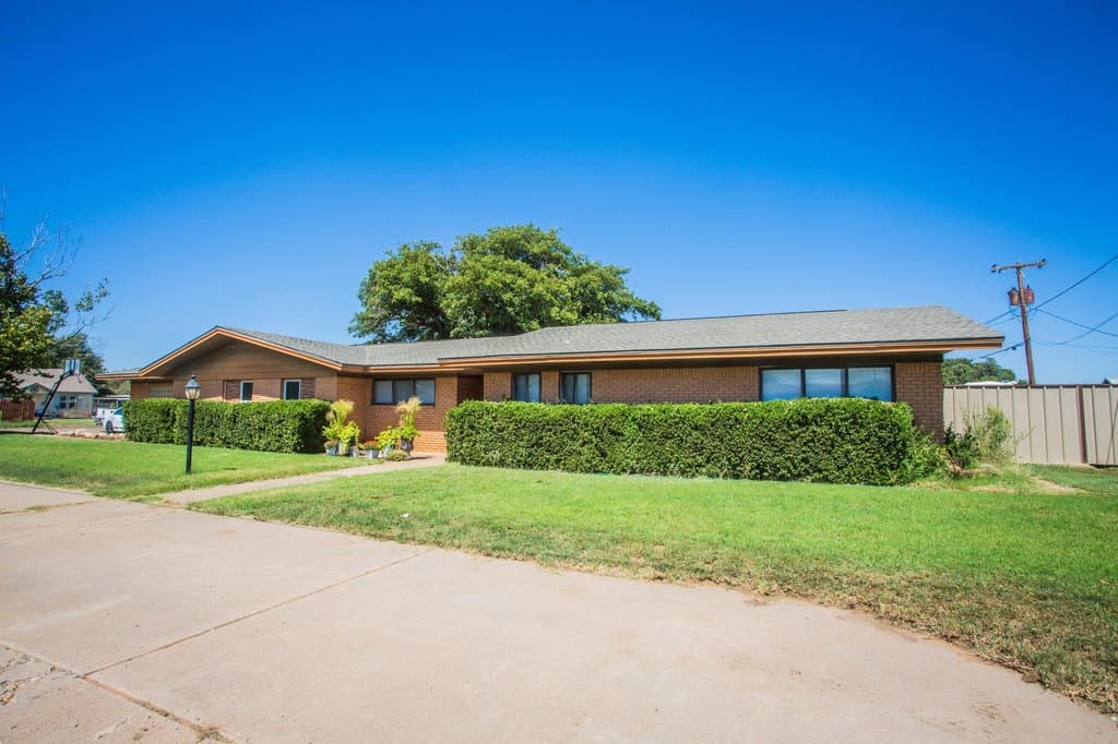 3 bedroom house for sale at 812 1st St Abernathy - $299,999