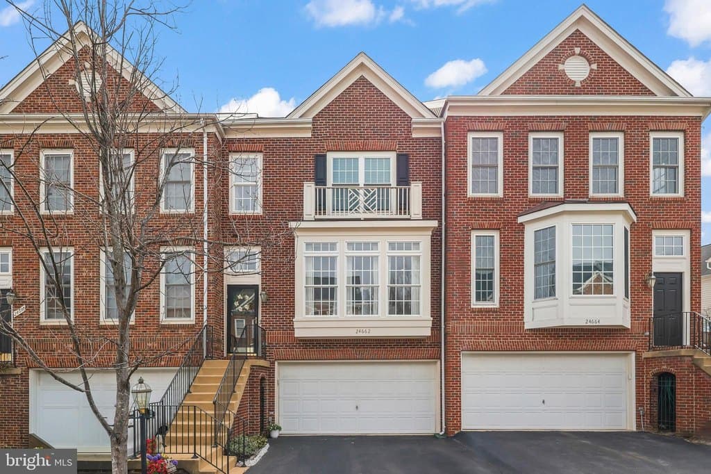 3 bedroom townhouse for sale at 24662 Kings Canyon Sq Aldie - $735,000