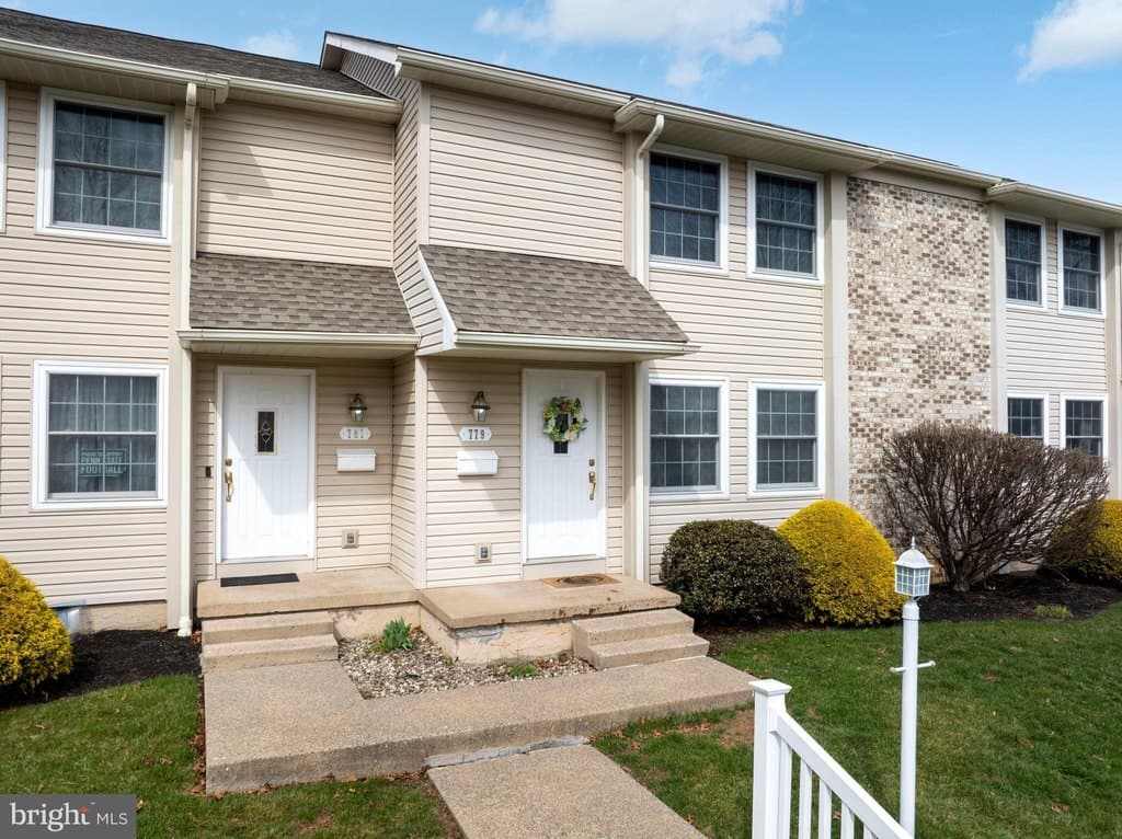 3 bedroom townhouse for sale at 779 Galen Dr State College 16803 - $288,000