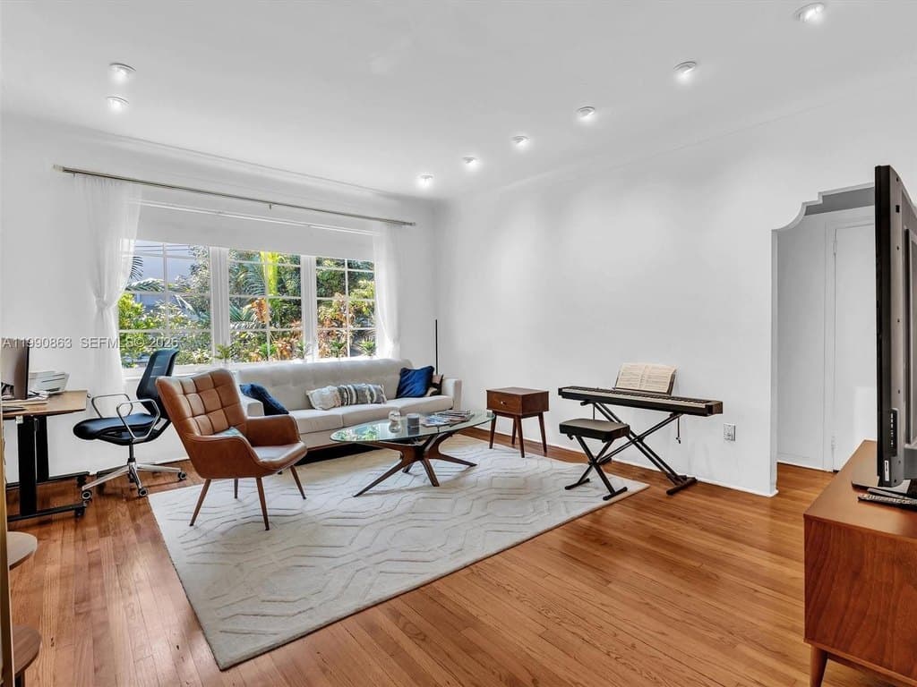 1 bedroom condo for sale at 910 Lenox Ave Unit 2 Miami Beach 33139 - $389,000