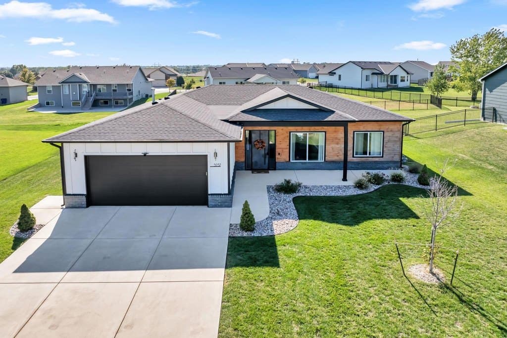 3 bedroom house for sale at 5237 N Cambridge St Bel Aire - $329,000