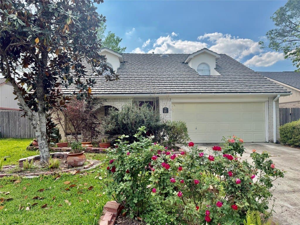 3 bedroom house for sale at 1119 Pinecroft Dr Sugar Land 77498 - $199,000