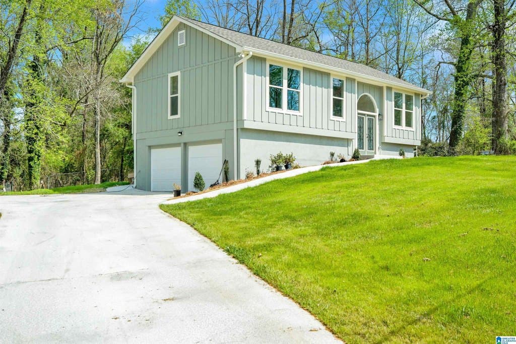 3 bedroom house for sale at 4874 Shadyview Dr Adamsville - $239,900