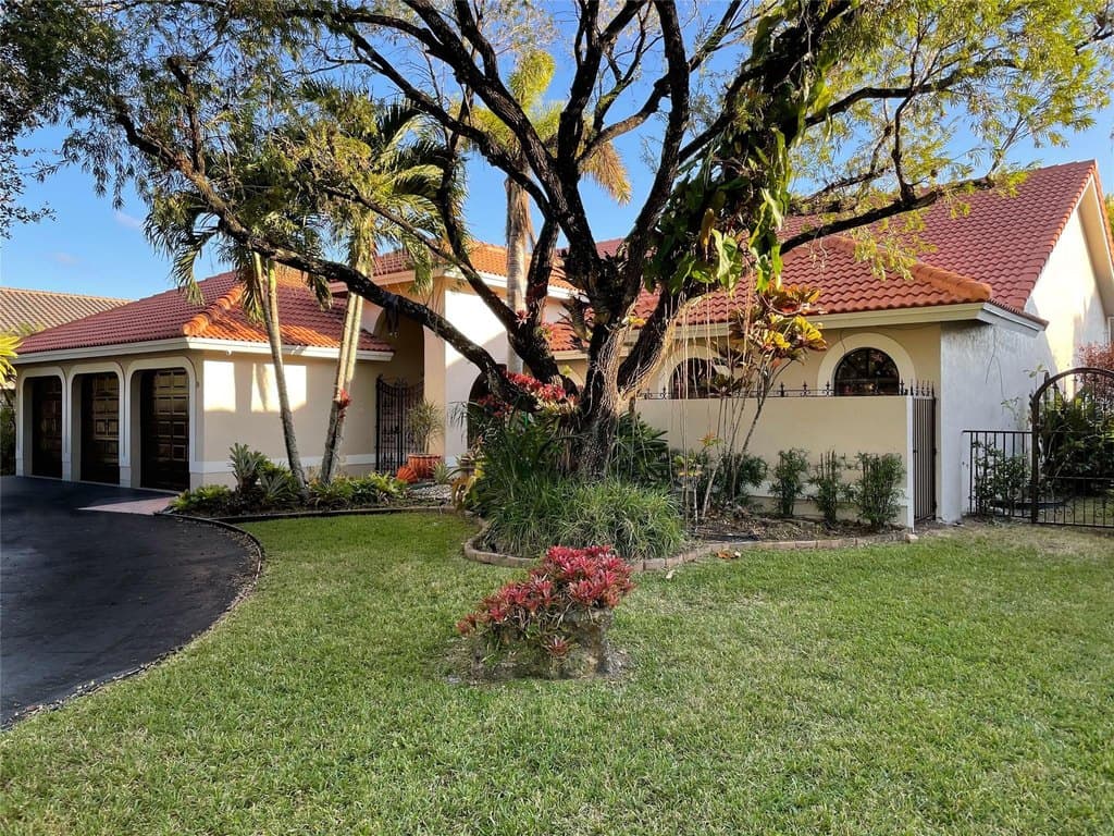5 bedroom house for sale at 8472 NW 52nd Pl Coral Springs - $999,990