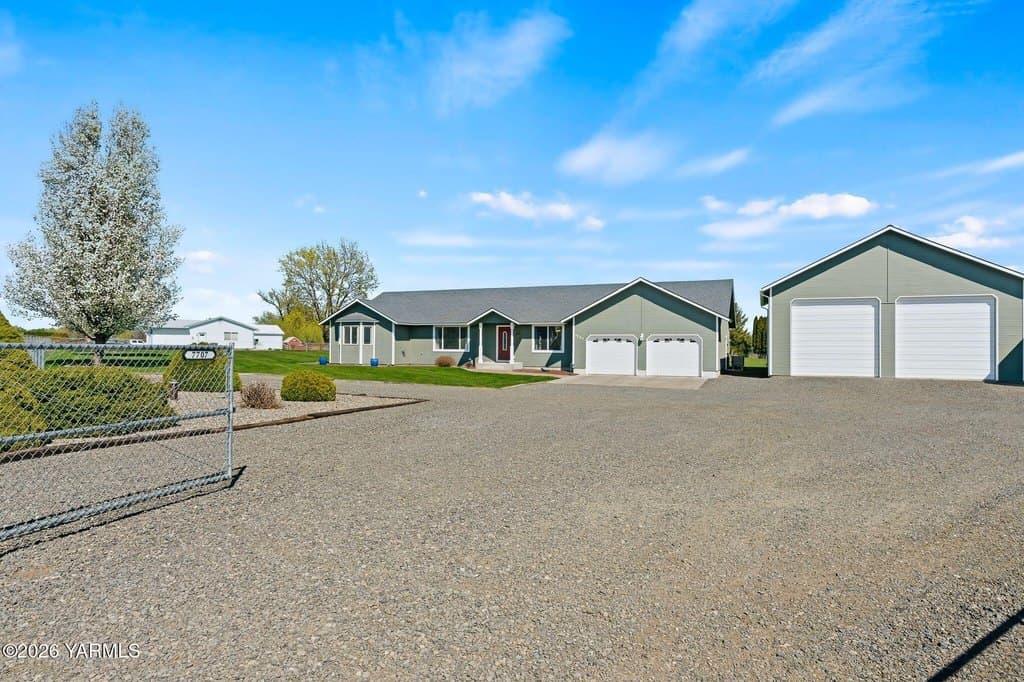 3 bedroom house for sale at 7707 Emma Ln Ahtanum - $665,000