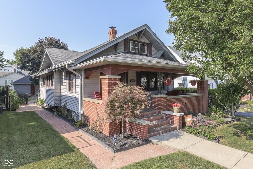 4 bedroom house for sale at 1005 Main St Beech Grove - $299,000