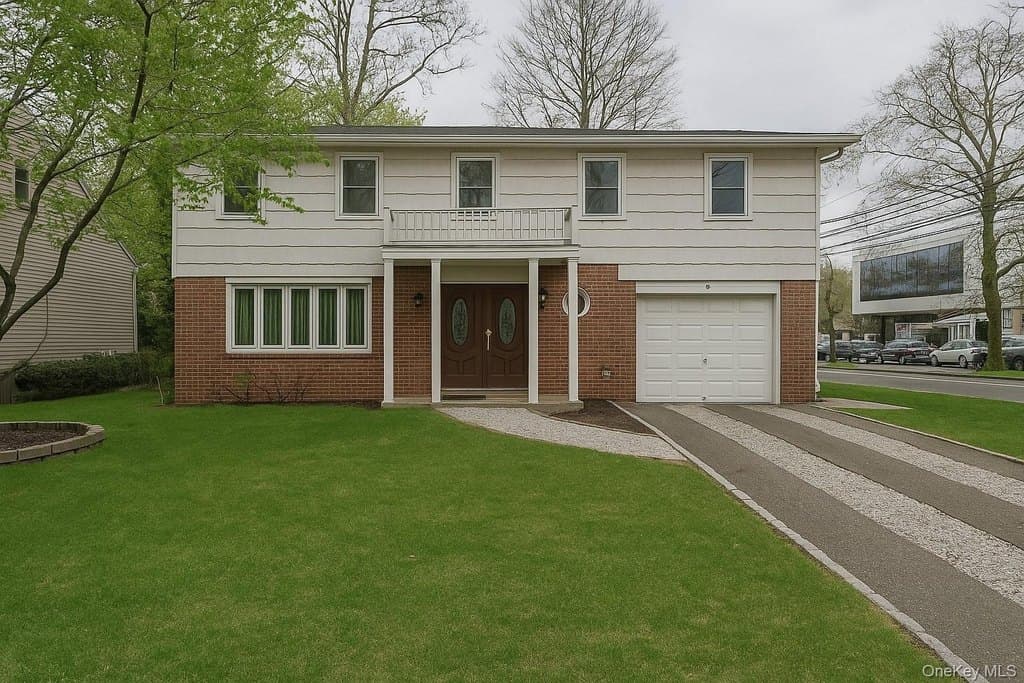 4 bedroom house for sale at 2 Pickwood Ln Great Neck 11024 - $1,580,000