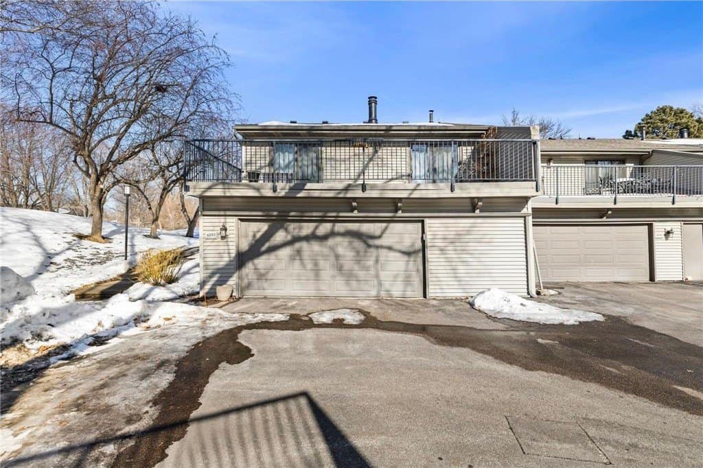 4 bedroom townhouse for sale at 4393 Arden View Ct Arden Hills - $340,000