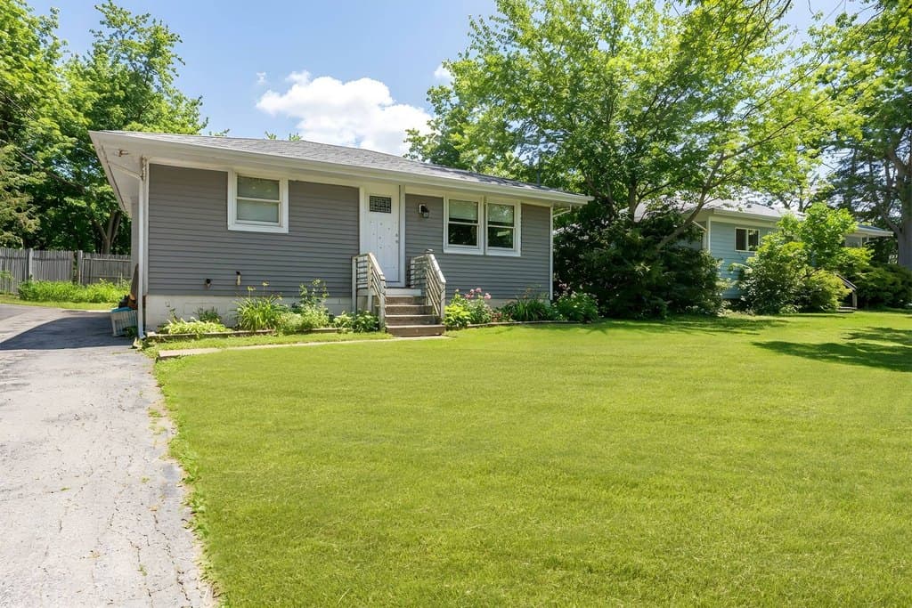 4 bedroom house for sale at 160 Church Ln Aquebogue - $699,000