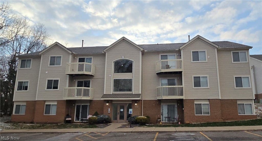 2 bedroom condo for sale at 1452 Buckingham Gate Blvd Unit D Cuyahoga Falls 44221 - $154,900