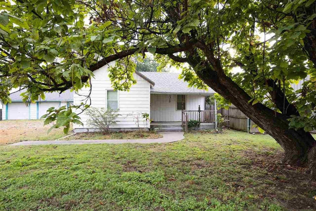 3 bedroom house for sale at 1312 S 8th St Blackwell - $90,000