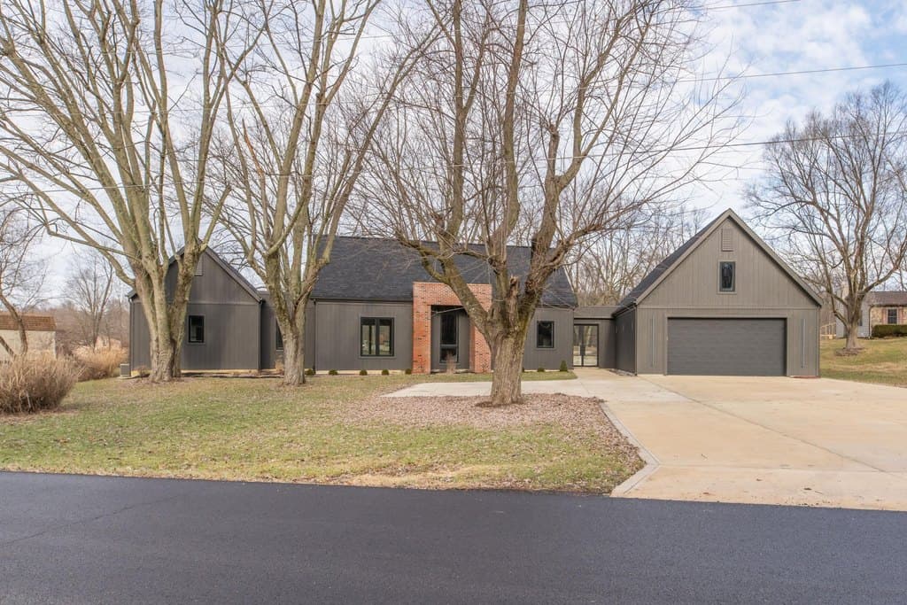 3 bedroom house for sale at 151 Apple Blossom Rd SW Beechwood Trails - $699,000