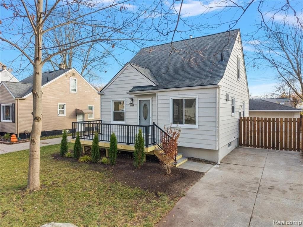 3 bedroom house for sale at 1888 Griffith Ave Berkley - $348,000