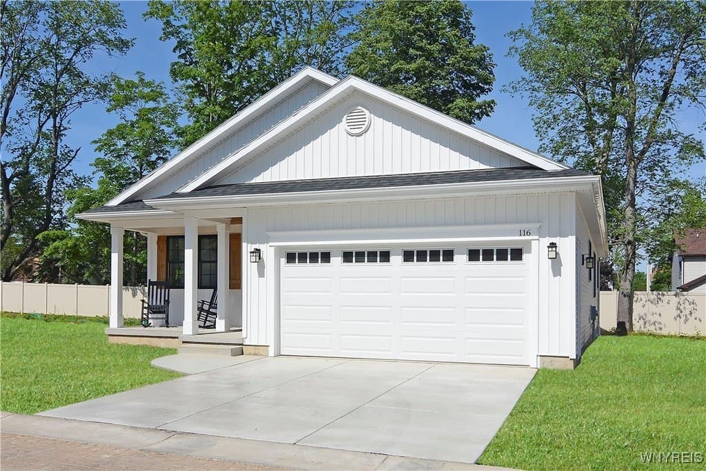 2 bedroom house for sale at 112 Birch Creek Run Alden - $464,900