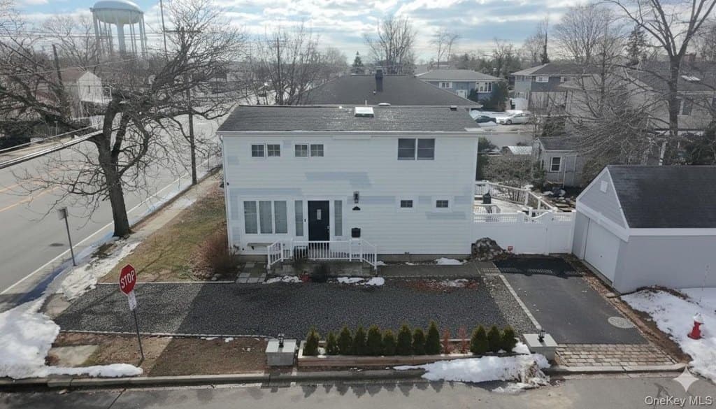 3 bedroom house for sale at 180 N Wantagh Ave Bethpage - $775,000
