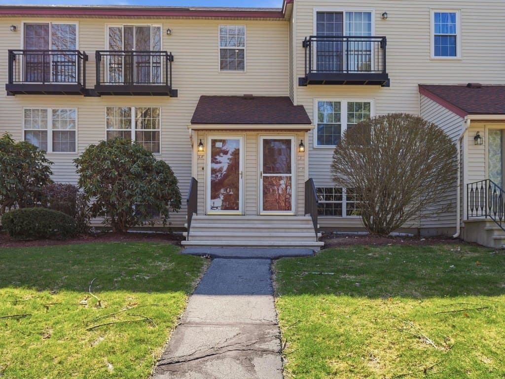 2 bedroom townhouse for sale at 3 Arlington St East Merrimack 03054 - $330,000