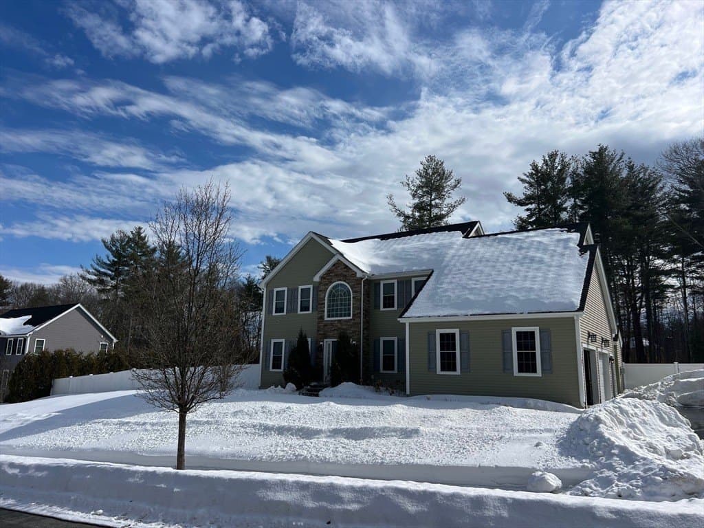 4 bedroom house for sale at 240 Roosevelt Dr Northbridge - $799,900