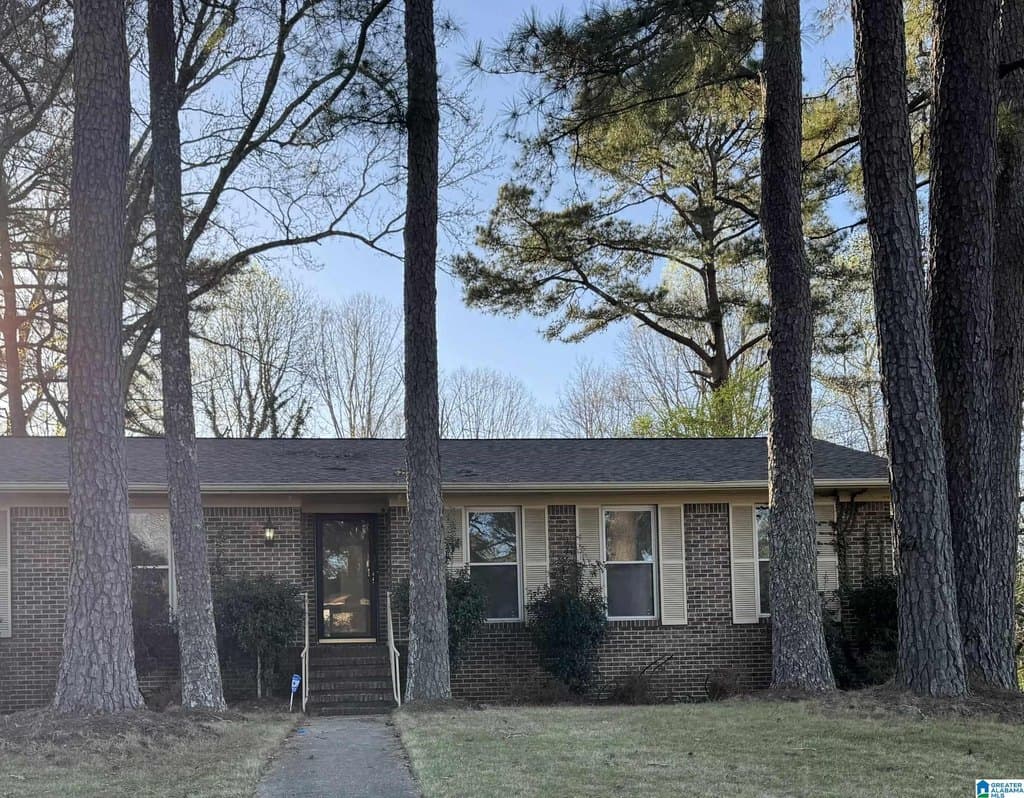 3 bedroom house for sale at 410 Holly Dr Adamsville - $185,000
