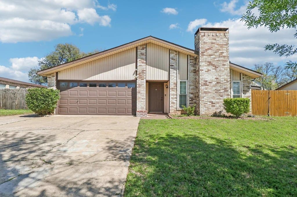 3 bedroom house for sale at 3216 Red Oak Ln Bedford - $345,000
