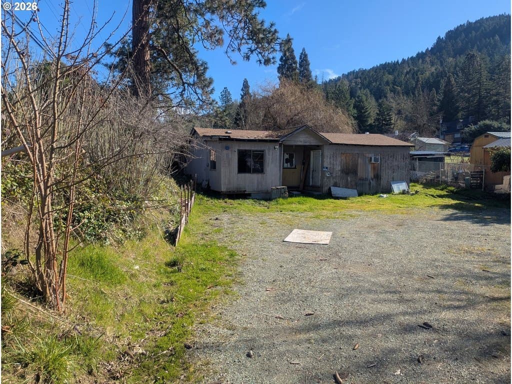 3 bedroom townhouse for sale at 301 B Ave Canyonville - $135,000